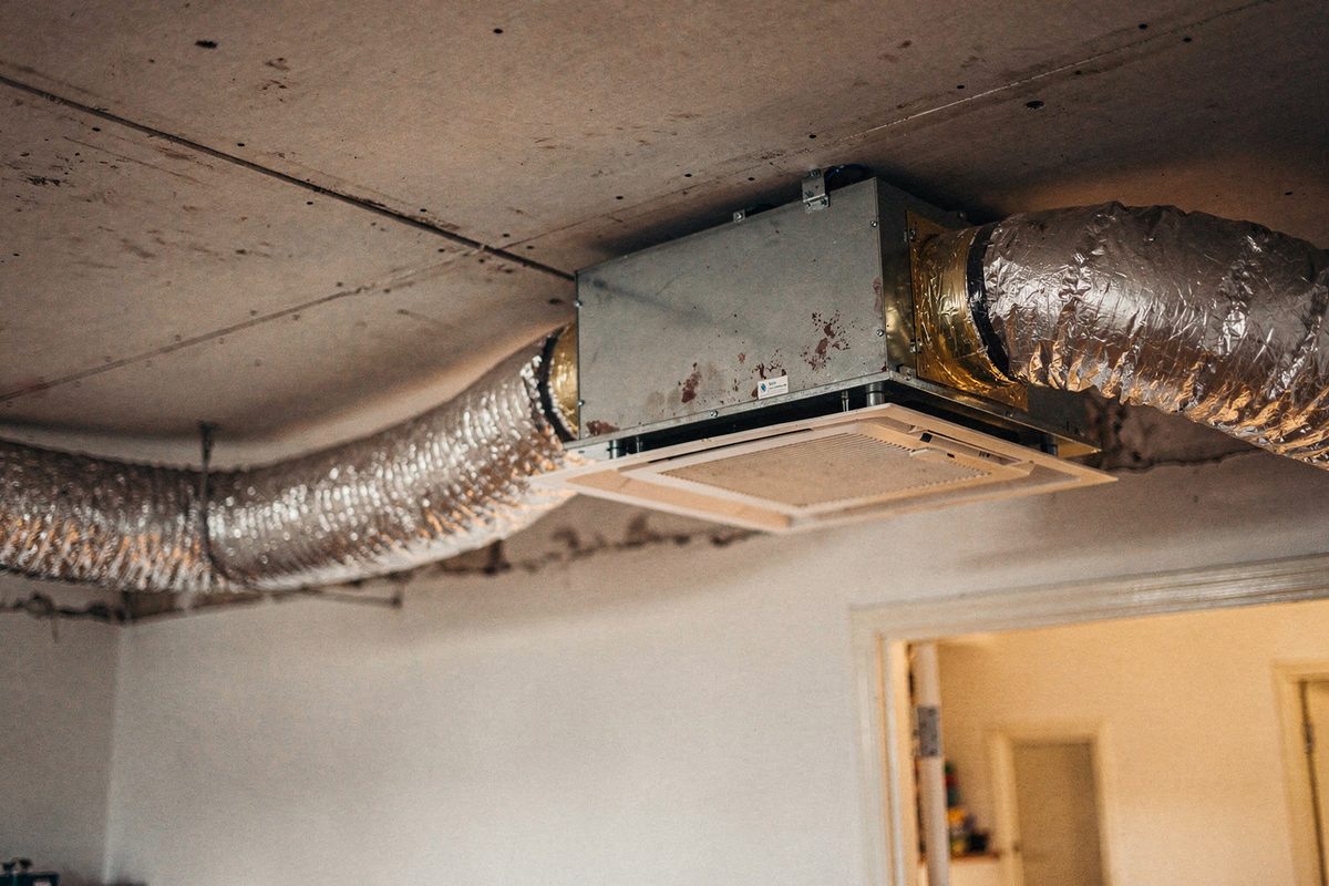 Unidad de ventilación equilibrada instalada en cielorraso de vivienda